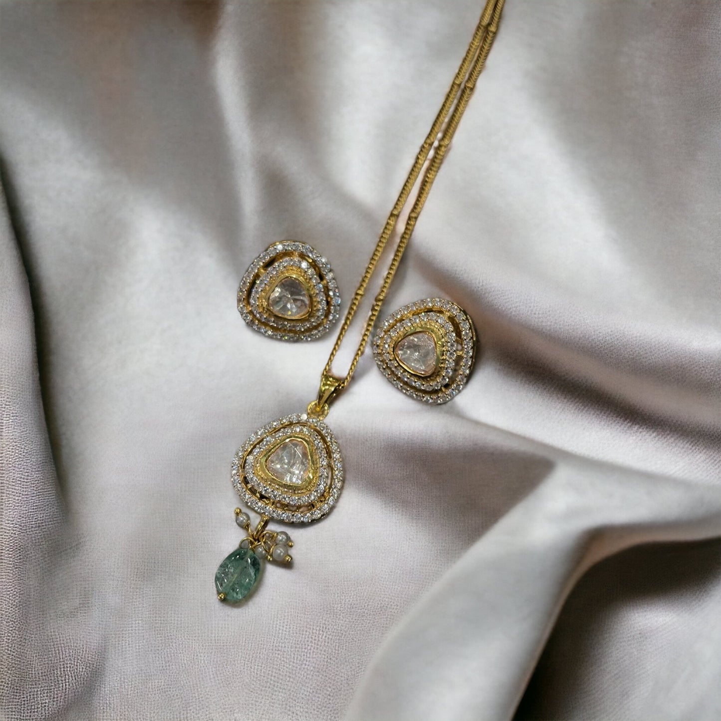 Simmi1 moissanite pendant set